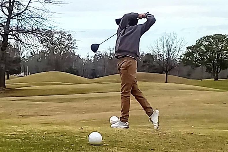 SALIDA. Los jugadores disputaron la clasificación en la cancha de Pilar Golf.