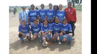El equipo femenino de Eva Perón posa para El Diario. Igualaron 1 a 1..