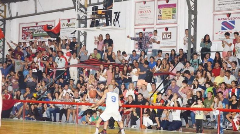 COMPLETO. Las tribunas tubulares agregadas a las de cemento quedaron repletas en el gimnasio..