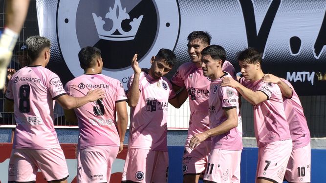 CHENGUEGOL. Morán sonríe tras el 1-0 parcial. Lo festeja con Smith, Ríos, Crocco, Martin y César.