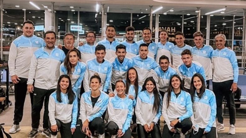 Daiana y Belén con el equipo argentino que viajó a Alicante..