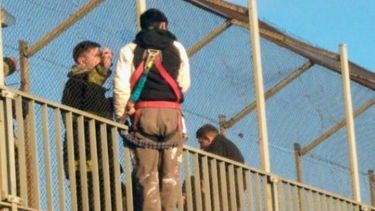 un joven de 18 anos amenazo con arrojarse de un puente de panamericana