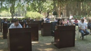 A LA SOMBRA. El Concejo sesionó en forma presencial y al aire libre en el Instituto Pellegrini..