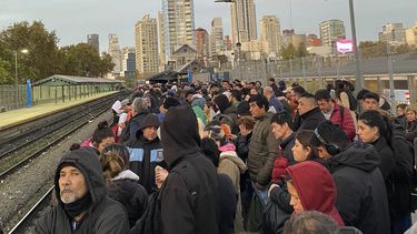 Las estaciones de trenes permanecen abarrotadas de pasajeros. Foto ilustrativa.