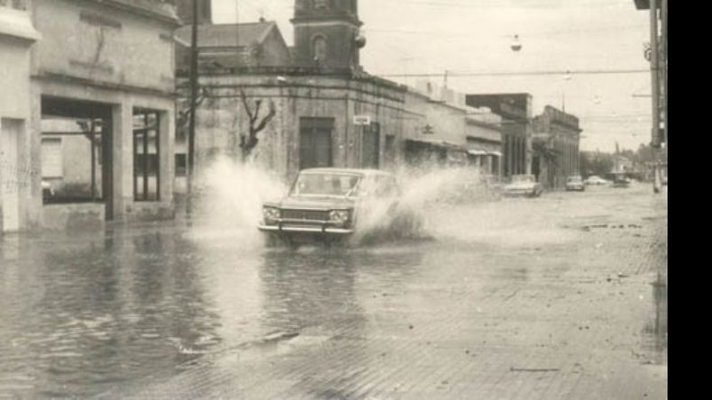 Como se ve, las calles de Pilar ya se inundaban en la década del 60. Fiat 1500 familiar atravesando la esquina de Rivadavia e Independencia..