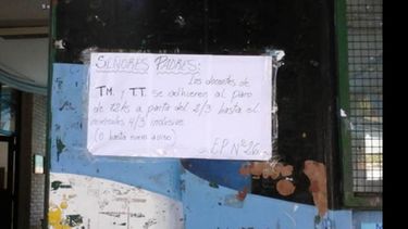 UNOS SÍ, OTROS NO. Carteles en la puerta de la Escuela 26..