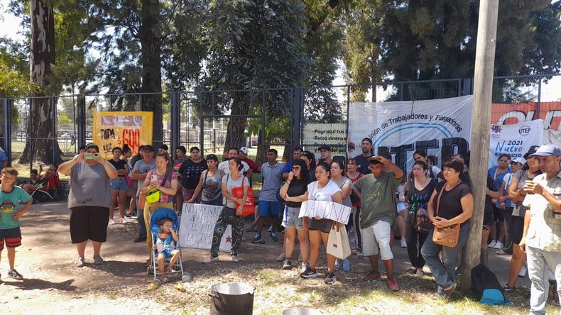 Unión de Trabajadores de la Economía Popular se moviliza en las puertas del hipermercado Carrefour de la Ruta 8.