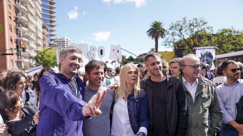 El jefe comunal junto al diputado Máximo Kirchner, El gobernador Axel Kicillof y Verónica Magario, intendenta de La Matanza..