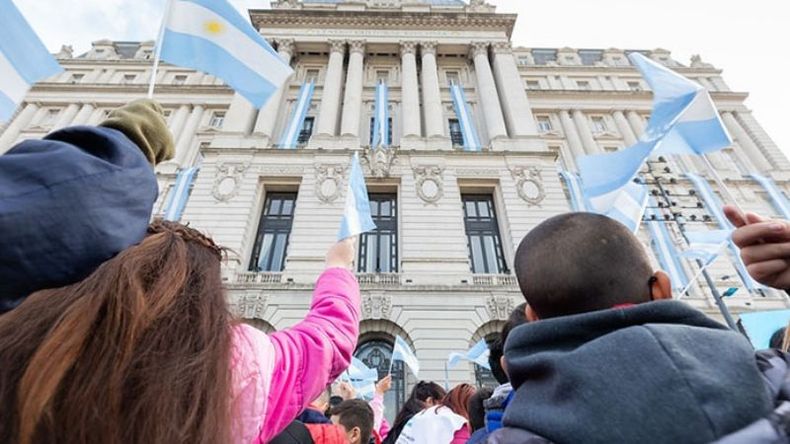 CELESTE Y BLANCO. Los chicos prometieron lealtad a la Bandera con el marco del CCK..