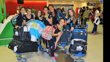 Las chicas de Patín Fusión con las medallas en el aeropuerto..