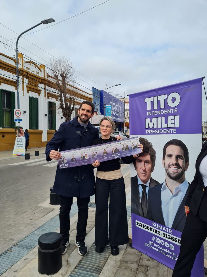Carolina Píparo junto a Juan Martín Tito en el cierre de campaña.