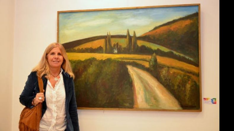 PINTURA. Gabriela López Herrero junto a su obra “Paisaje con castillo”, con la que ganó el primer premio de la 14ª edición del Concurso de Pintura de TelViso..