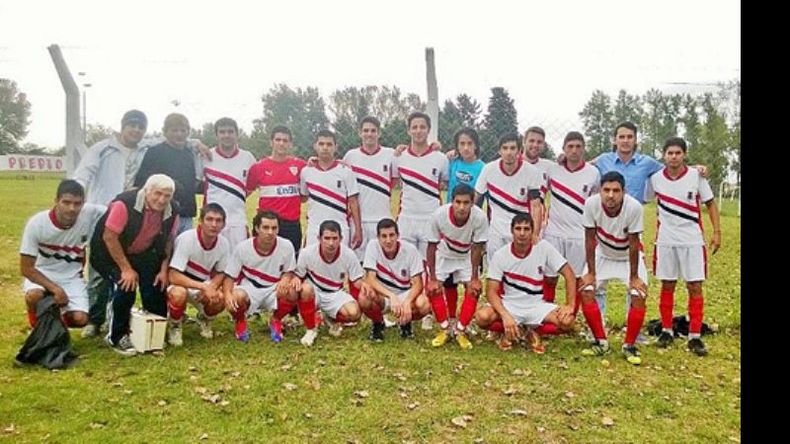 Toro ganó su primer partido del certamen y salió del fondo de la tabla de posiciones..