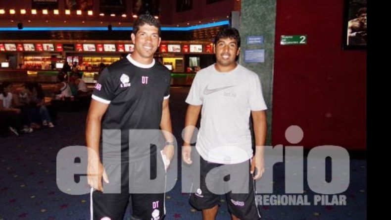 Gómez y Santillán posan para la foto antes de entrar a ver la película..
