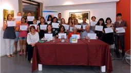 DIPLOMAS. Los participantes del taller cerraron el año con sus textos..