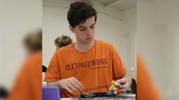 ¡Un joven argentino armó un Rubik en menos de un segundo!