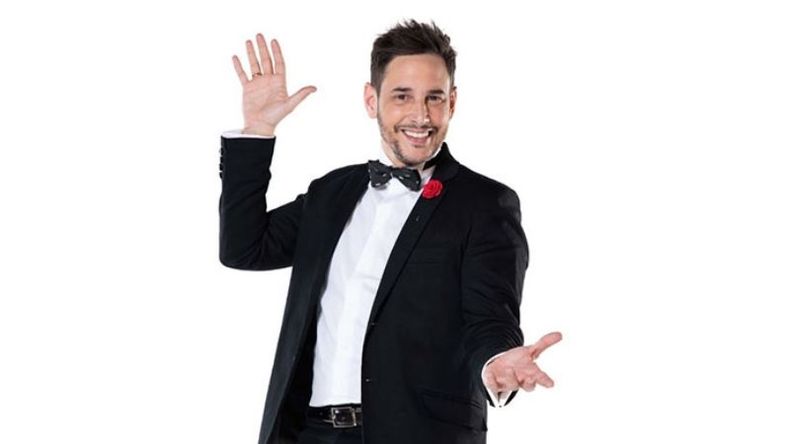 Un intruso pilarense. El periodista Rodrigo Lussich, que dio sus primeros pasos en TeleRed y FM Plaza, enfrentó ayer un nuevo desafío en su carrera profesional. En América estrenó “El Show de los Escandalones”, una especie de spin off del segmento que tiene el pilarense en “Intrusos”. .