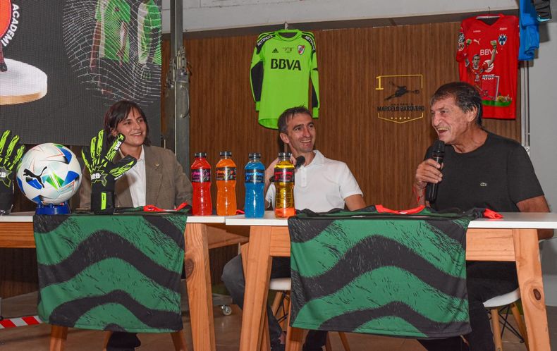 PALABRA DEL DT. Barovero acompa&ntilde;ado por Julio Falcioni, durante la conferencia.