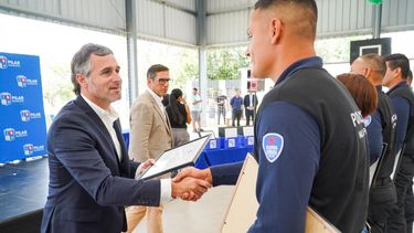 EGRESADO. Achával saludo a uno de los agentes que finalizó el curso de capacitación.