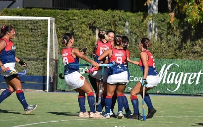 FESTEJO. Las chicas de Deportiva ganaron partidos claves para sus objetivos.