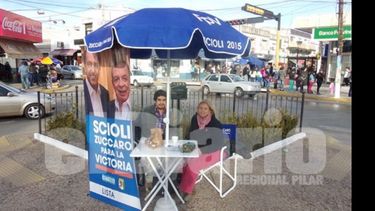 PUESTOS. El zucarismo multiplica sus sombrillas en el centro..