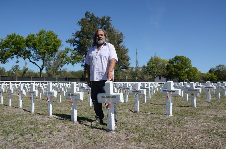 Marcelo Iturbe en el cenotafio de Malvinas.