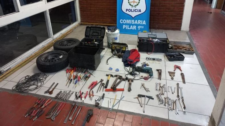 AUTOPARTES Y HERRAMIENTAS. Estaban en la casa del detenido. .