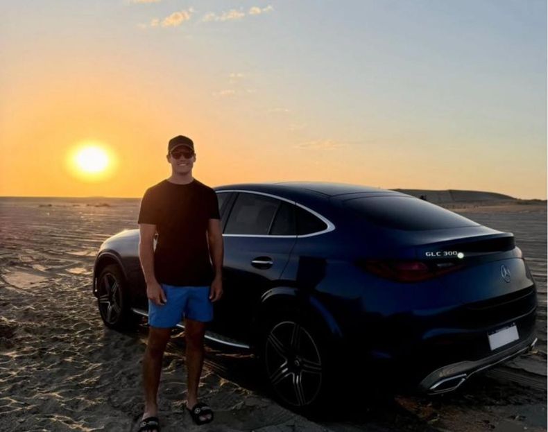 El piloto delvisense Diego Azar, embajador de la marca Mercedes Benz con la que correrá en la próxima temporada en el Turismo Carretera, disfrutó de un atardecer en la playa con el nuevo vehículo de la automotriz alemana.&nbsp;