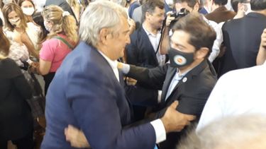 ABRAZO EN PILAR. DOnofrio junto a Kicillof, tras su nombramiento. .