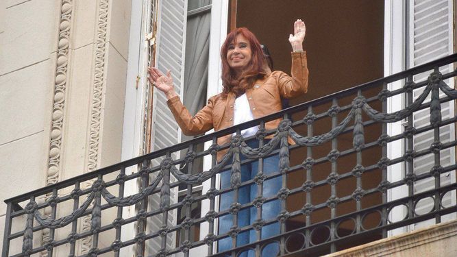SALUDO. Cristina Kirchner, este sábado, en el balcón de San José 1111.