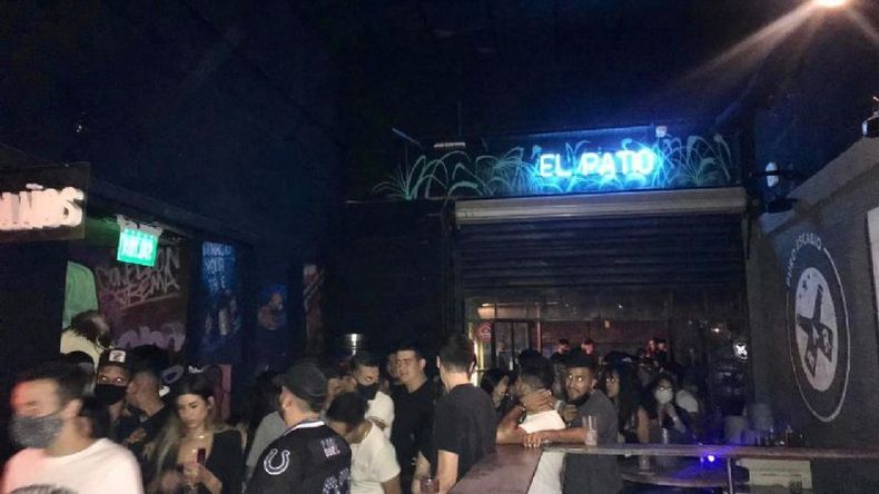 DESBORDADO. Así estaba el bar cuando llegaron los inspectores municipales..