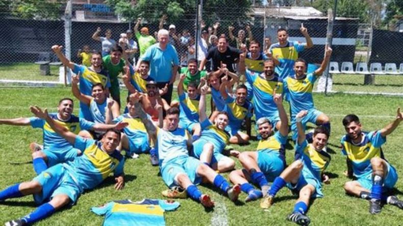 FELICIDAD. Los jugadores de Sportivo Unión festejan el ascenso a Primera..