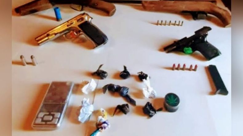 En los allanamientos se secuestraron armas de fuego y municiones. Foto @juancaimpacto.