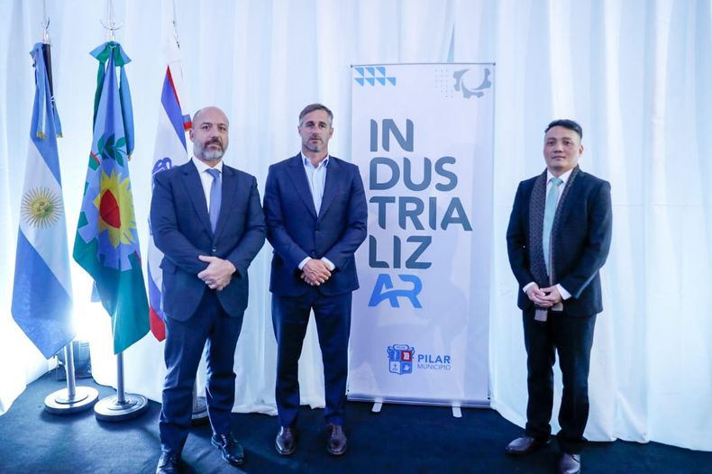INTERNACIONAL. Los representantes diplomáticos, tras la presentación en el evento. &nbsp;