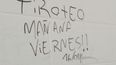 AMENAZA. La leyenda hallada en una de las paredes del establecimiento. AMENAZA. La leyenda hallada en una de las paredes del establecimiento.