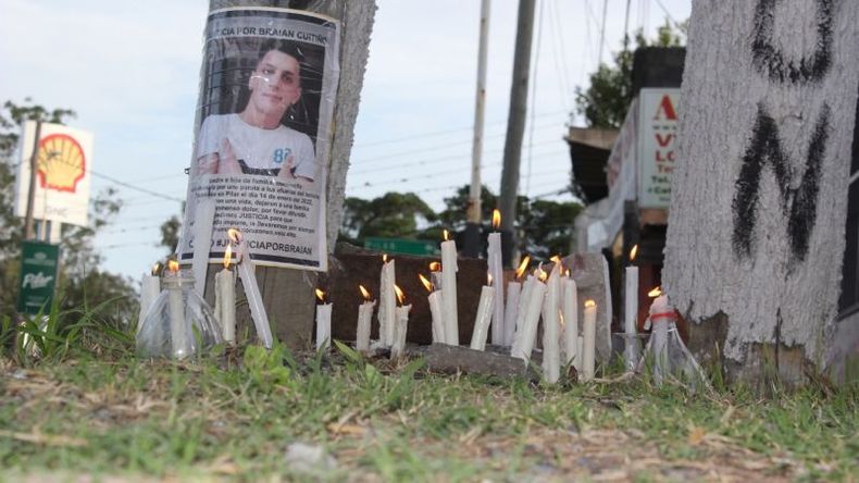 ALTAR. Velas en el lugar donde Braian fue asesinado..