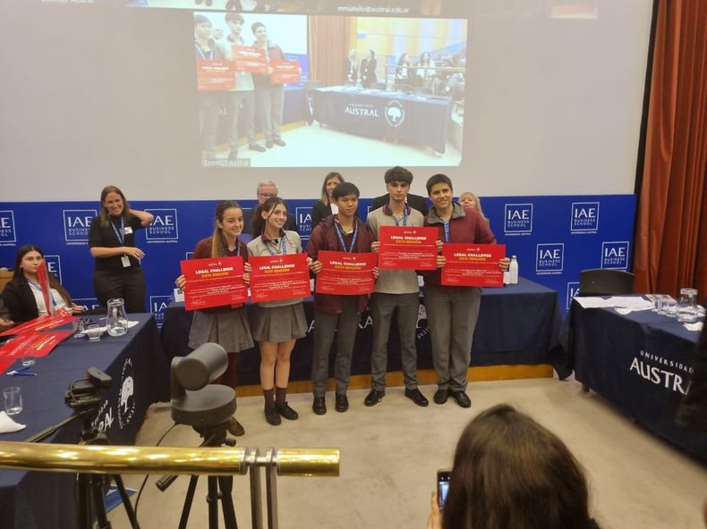 El equipo del Instituto Madre del Divino Pastor que ganó el Legal Challenge.