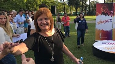 Bullrich saluda durante el acto llevado a cabo en el Instituto Atlético Pilar. .