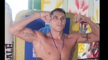 Yamil Peralta en la balanza de Durban en el pesaje oficial del combate de su vida.