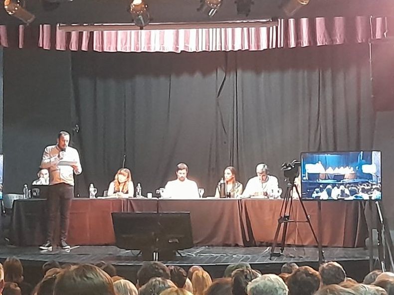 AUDITORIO. Con la sala el Ángel Alonso casi colmada se analizó el nuevo código urbano.