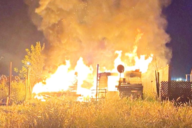 El fuego devoró una casa del barrio Rex de Presidente Derqui.