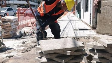 VEREDAS. Caminar por el centro de Pilar es toparse con obras en cada cuadra.