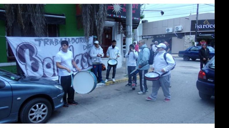 RECLAMO. Trabajadores de Bon Masé protestaron frente al Ministerio de Trabajo..