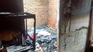 Una de las casas destruida por las llamas. Foto de Claudia Zakhem..