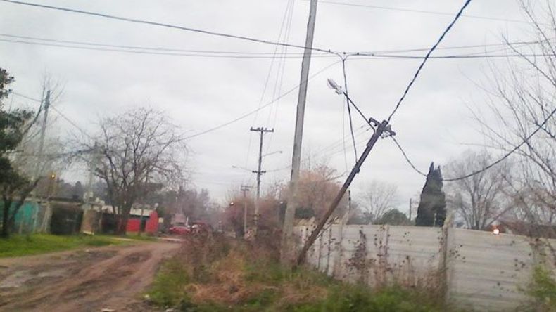 Cables caídos en la calle Leguizamón y Laprida. La vecina Viviana García hizo la denuncia pero no obtuvo respuestas de Edenor. Lleva varios días sin luz..