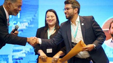 DESTACADO. Ariel Fernández Alvarado en la ceremonia de premiación en Panamá.