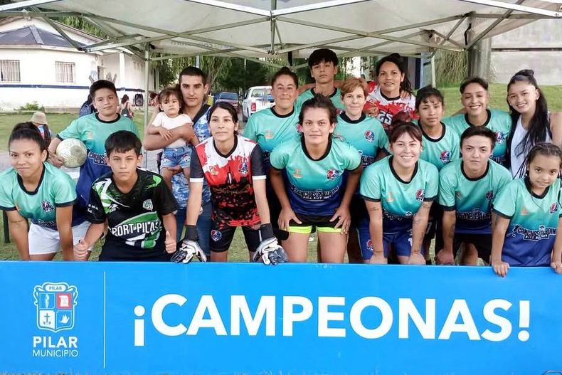 CAMPEONAS. Las chicas de Pilar City posan tras consagrarse en la Liga Municipal de Fútbol 7.