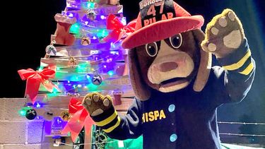 Querida comunidad, ¡Ayer dimos inicio a la temporada festiva armando nuestro arbolito de Navidad en el Destacamento Nº 1. Que estas luces y decoraciones llenen de alegría y espíritu navideño cada rincón de nuestro querido destacamento. ¡Felices fiestas para todos! Bomberos Voluntarios De Pilar.