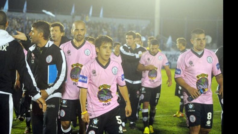 (Heva). Joaquín Marcos, Daniel Cerruti y Hugo Silva, tres leones. Los jugadores de Fénix tristes por la caída, pero tranquilos por lo entregado..