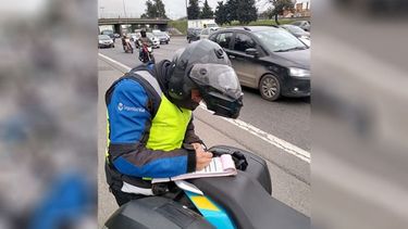 Los vivos de siempre... #Panamericana, se labra acta por circular sobre la banquina sin estar en situación de emergencia. #SeguridadVial. LaPanaWeb / @lapanaweb. .